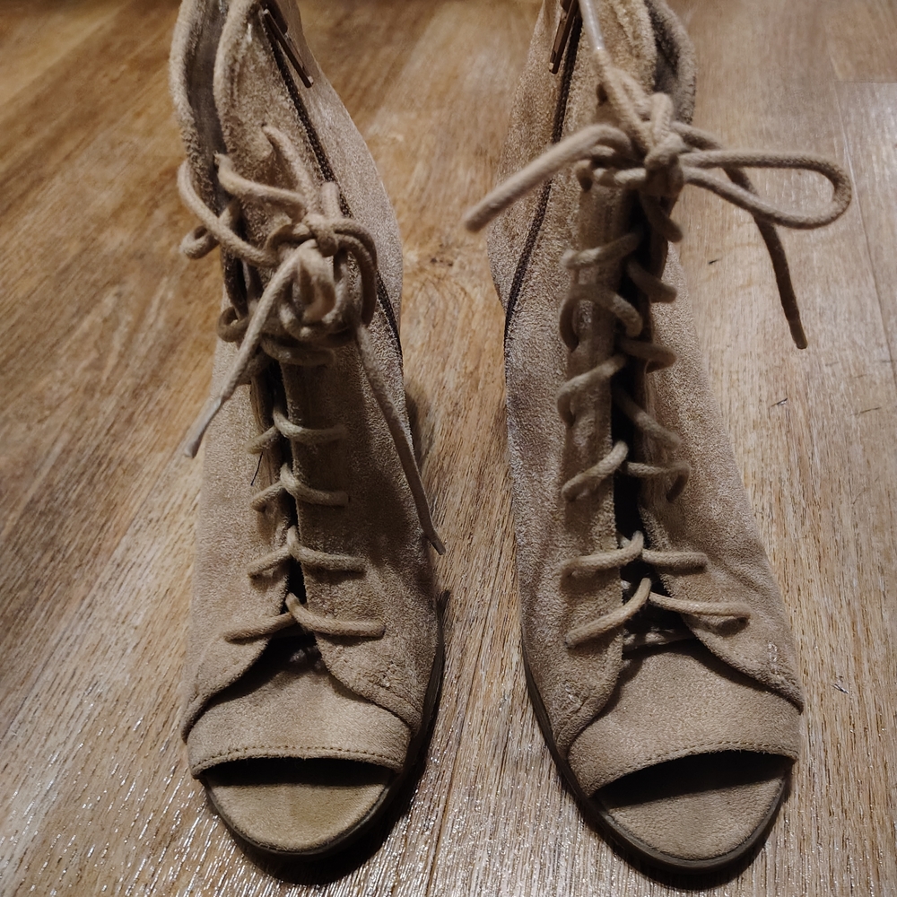 Stylish Tan Lace-Up Women's Shoes
